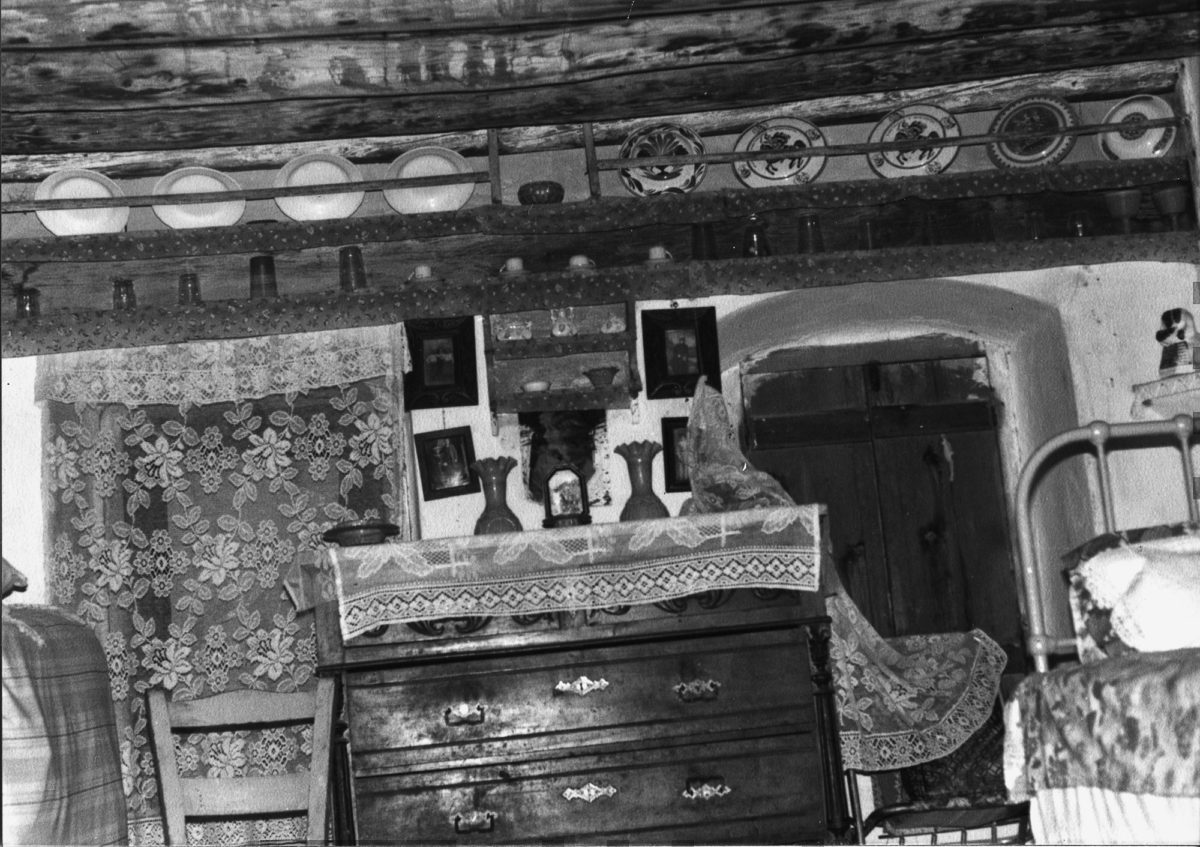 Εικ. 18. Άποψη του εσωτερικού χώρου στο κυρίως σπίτι, με το πατάρι ύπνου. Βορειοδυτικός τοίχος. ©Ιδιωτικό Αρχείο του Δημήτρη Μωραΐτη (1980). 