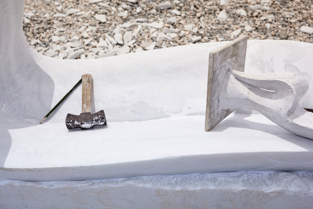 Το μάρμαρο σμιλεύεται κατά τις εργασίες του 1ου Συμποσίου Γλυπτικής. © ΠΙΟΠ, φωτ.: Γιώργος Βδοκάκης.