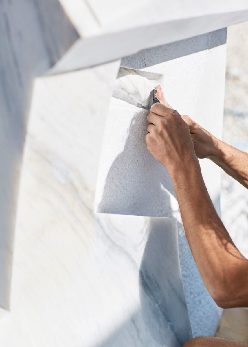 Το μάρμαρο σμιλεύεται κατά τις εργασίες του 1ου Συμποσίου Γλυπτικής. © ΠΙΟΠ, φωτ.: Γιώργος Βδοκάκης.