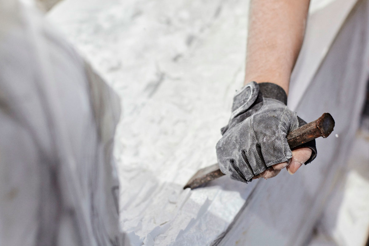 Το μάρμαρο σμιλεύεται κατά τις εργασίες του 1ου Συμποσίου Γλυπτικής. © ΠΙΟΠ, φωτ.: Γιώργος Βδοκάκης.