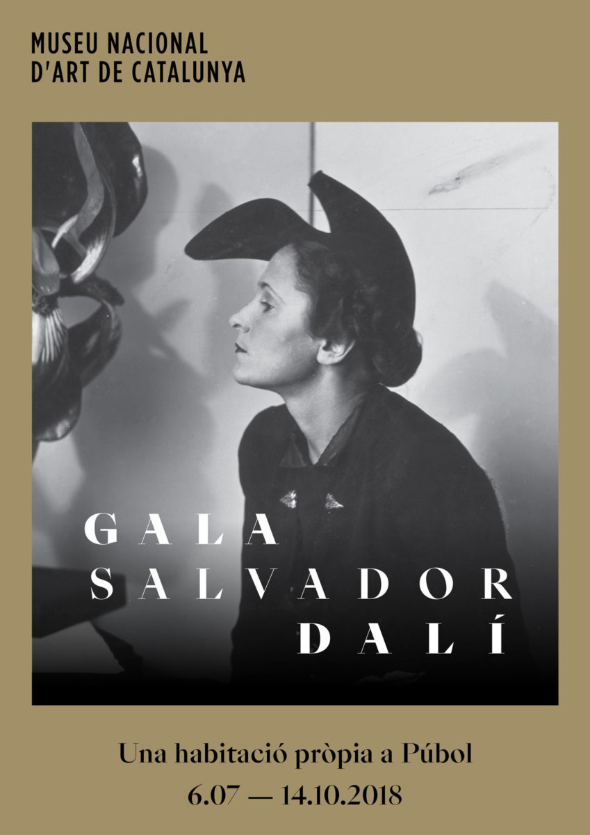 Οι επισκέπτες της έκθεσης μπορούν να θαυμάσουν εμβληματικά έργα και σκίτσα του Νταλί, που παρουσιάζουν την Γκαλά, όπως και αντικείμενα της ιδιωτικής ζωής του ζευγαριού.