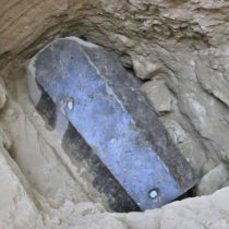 Αλεξάνδρεια: Τρεις σκελετοί βρέθηκαν στο εσωτερικό της σαρκοφάγου
