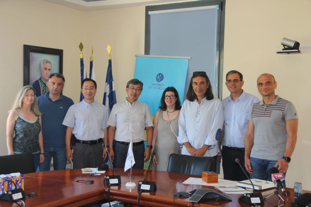 Η υπογραφή της συμφωνίας πραγματοποιήθηκε από την αναπληρώτρια Πρύτανη του Π.Α., Ελένη Θανοπούλου, και τον διευθυντή του Ινστιτούτου, Qun Yang, και παρουσία μελών του Τμήματος Γεωγραφίας του Πανεπιστημίου Αιγαίου.