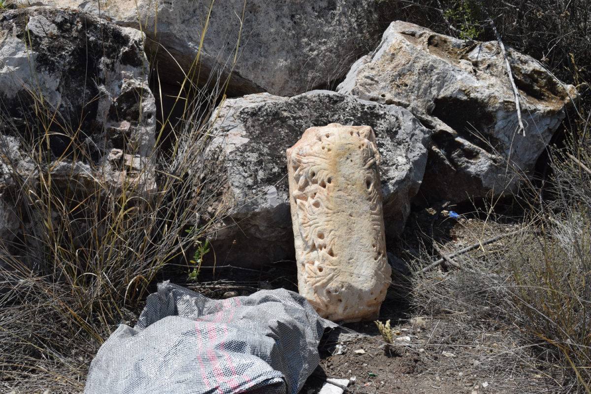 Ο αρχαίος μαρμάρινος λίθος που βρέθηκε στο Βαθύ Ευβοίας (φωτ.: Ελληνική Αστυνομία).