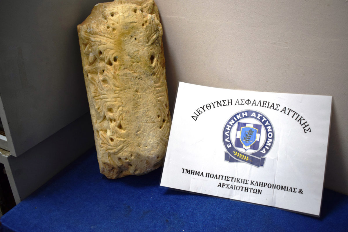 Ο αρχαίος μαρμάρινος λίθος που βρέθηκε στο Βαθύ Ευβοίας (φωτ.: Ελληνική Αστυνομία).