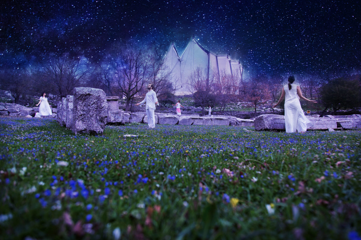 Η καλλιτεχνική πρόταση «Από το Σκοτάδι στο Φως» συνέθεσε μια ονειρική εμπειρία στον περιβάλλοντα χώρο του εμβληματικού ναού, έργο του αρχιτέκτονα Ικτίνου (φωτ.: ΑΠΕ-ΜΠΕ).