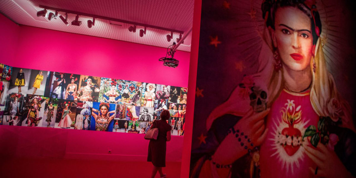 Η εφημερίδα Magyar Idok σε άρθρο με τίτλο «Πώς ο κομμουνισμός προωθείται χρησιμοποιώντας κρατικό χρήμα», ισχυρίζεται πως η έκθεση της Κάλο, όπως και άλλες γκαλερί, καλλιτέχνες και εκθέσεις, προωθούν τον κομμουνισμό.