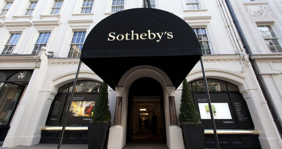 Εικ. 3. Η είσοδος του οίκου δημοπρασιών Sotheby’s στην οδό 34-35 New Bond Street, στο Λονδίνο. Φωτ.: © Sotheby’s. 