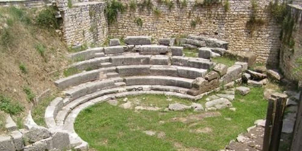 Το βοτσαλωτό δάπεδο έχει κυκλικό σχήμα και καλύπτει το κεντρικό τμήμα του κυκλικού χώρου του λουτρού, που προϋπήρχε στην ίδια θέση, όπου αργότερα κατασκευάστηκε το Μικρό Θέατρο.