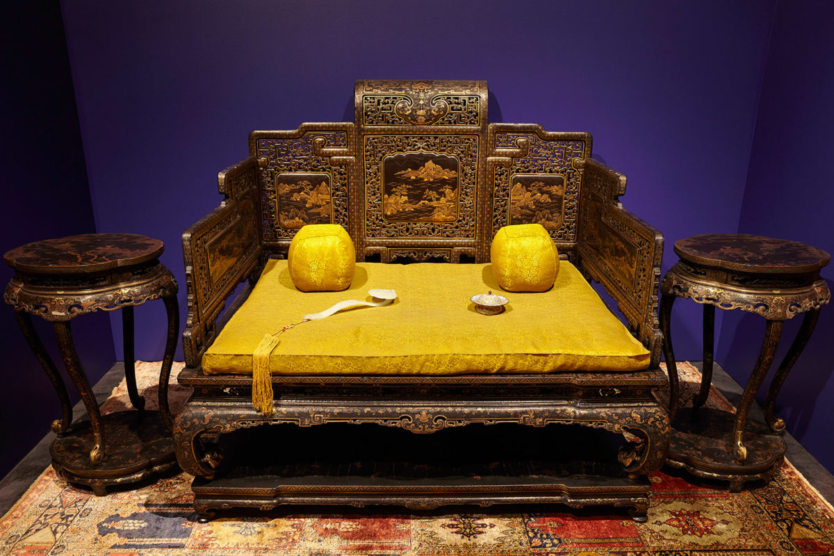 Θρόνος και τραπέζια για την τοποθέτηση θυμιατηρίων από το δωμάτιο μελέτης του Qianlong στο Παλάτι του Πολλαπλού Μεγαλείου. Δυναστεία Qing, Βασιλεία Qianlong (1735-1796). Φωτ.: Γιώργος Βιτσαρόπουλος.