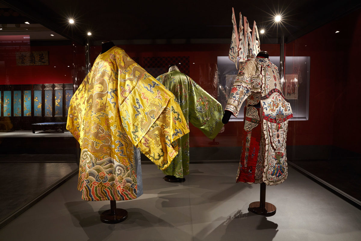 Θεατρικά κοστούμια από τις ιδιωτικές παραστάσεις που οργανώνονταν στο Παλάτι του Πολλαπλού Μεγαλείου. Δυναστεία Qing, Βασιλεία Qianlong (1735-1796). Φωτ.: Γιώργος Βιτσαρόπουλος.