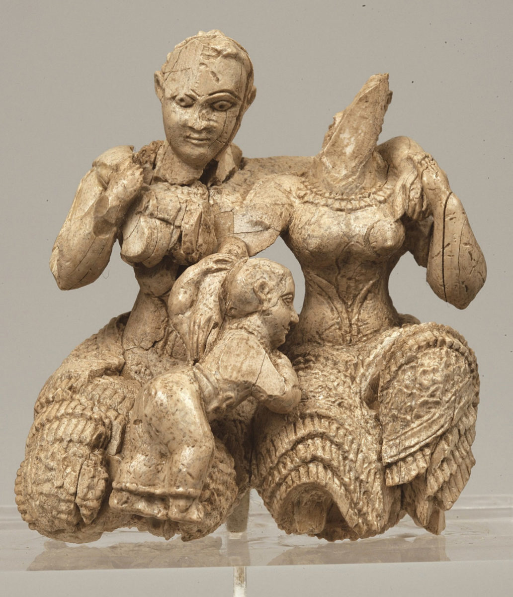 Ελεφάντινο ολόγλυφο σύμπλεγμα δύο καθιστών γυναικείων μορφών και παιδιού («Ελεφάντινη τριάδα»). Αρ. ευρ. ΕΑΜ Π 7711, Ακρόπολη των Μυκηνών, περιοχή του ανακτόρου. 15ος-14ος αι. π.Χ. © ΤΑΠΑ / ΕΑΜ.