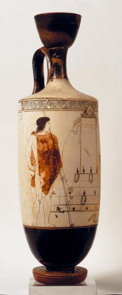 Αττική λήκυθος, από την Ερέτρια, με παράσταση επίσκεψης σε ταφικό μνημείο. Του Ζωγράφου του Bosanquet, γύρω στο 440 π.Χ. Η φροντίδα των οικογενειακών τάφων και η μνήμη των προγονικών μορφών ήταν καθήκον των μελών ενός οίκου (© ΥΠΠΟΑ/ΤΑΠΑ/ΕΑΜ, φωτ.: Γιάννης Πατρικιάνος).