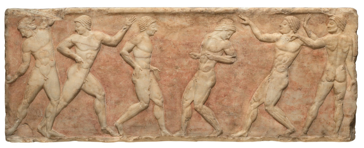 Μαρμάρινη βάση επιτύμβιου αγάλματος κούρου με ανάγλυφες παραστάσεις. 510-500 π.X. Bρέθηκε στην Αθήνα, δίπλα στο πιλοποιείο του Ηλ. Πουλόπουλου, εντειχισμένο στο Θεμιστόκλειο τείχος. O κούρος θα ήταν στημένος στον τάφο αθλητή (© ΥΠΠΟΑ/ΤΑΠΑ/ΕΑΜ, φωτ.: Γιάννης Πατρικιάνος).