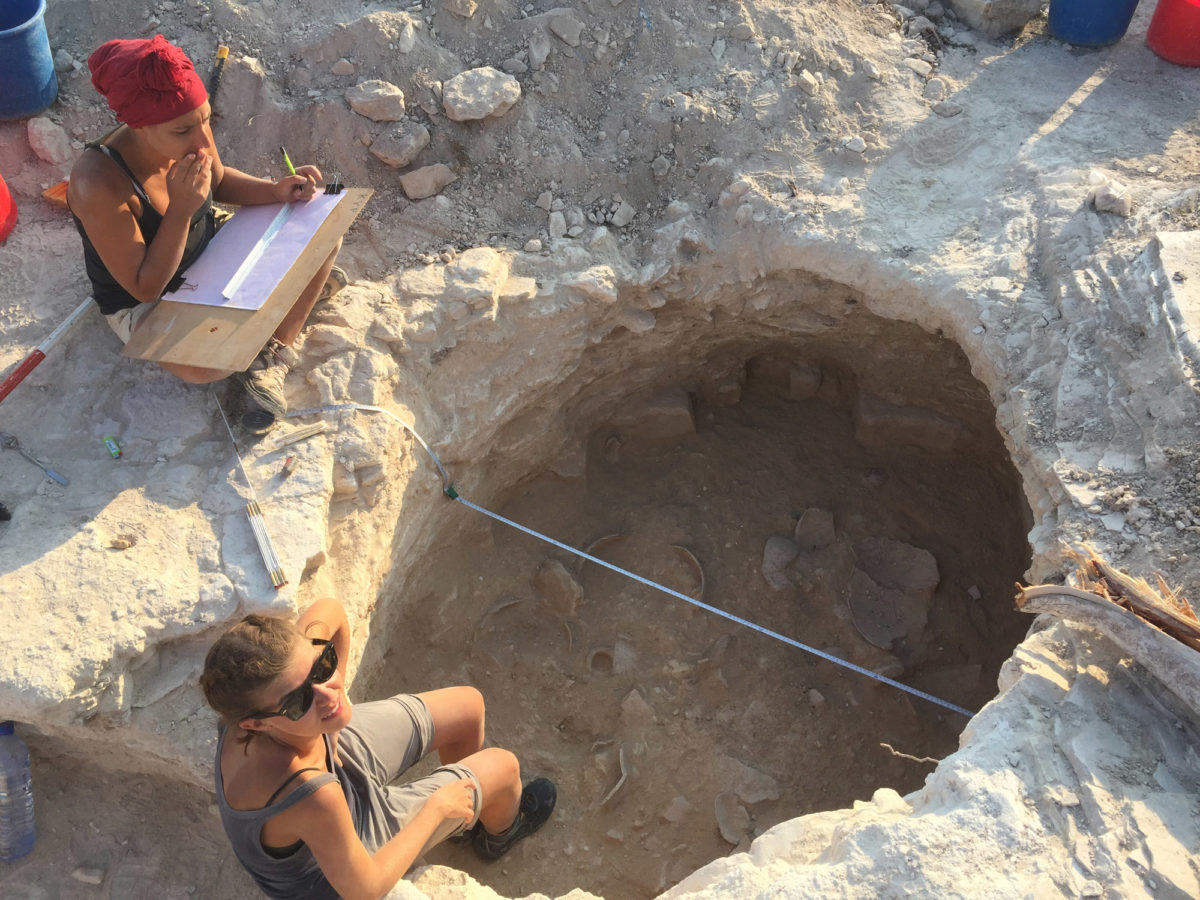 Στο δάπεδο του Τάφου 467 βρέθηκε πλούσιο σύνολο από αγγεία της Ερυθροστιλβωτής και Τεφροκίτρινης στιλβωτής κεραμικής (φωτ.: Τμήμα Αρχαιοτήτων Κύπρου).