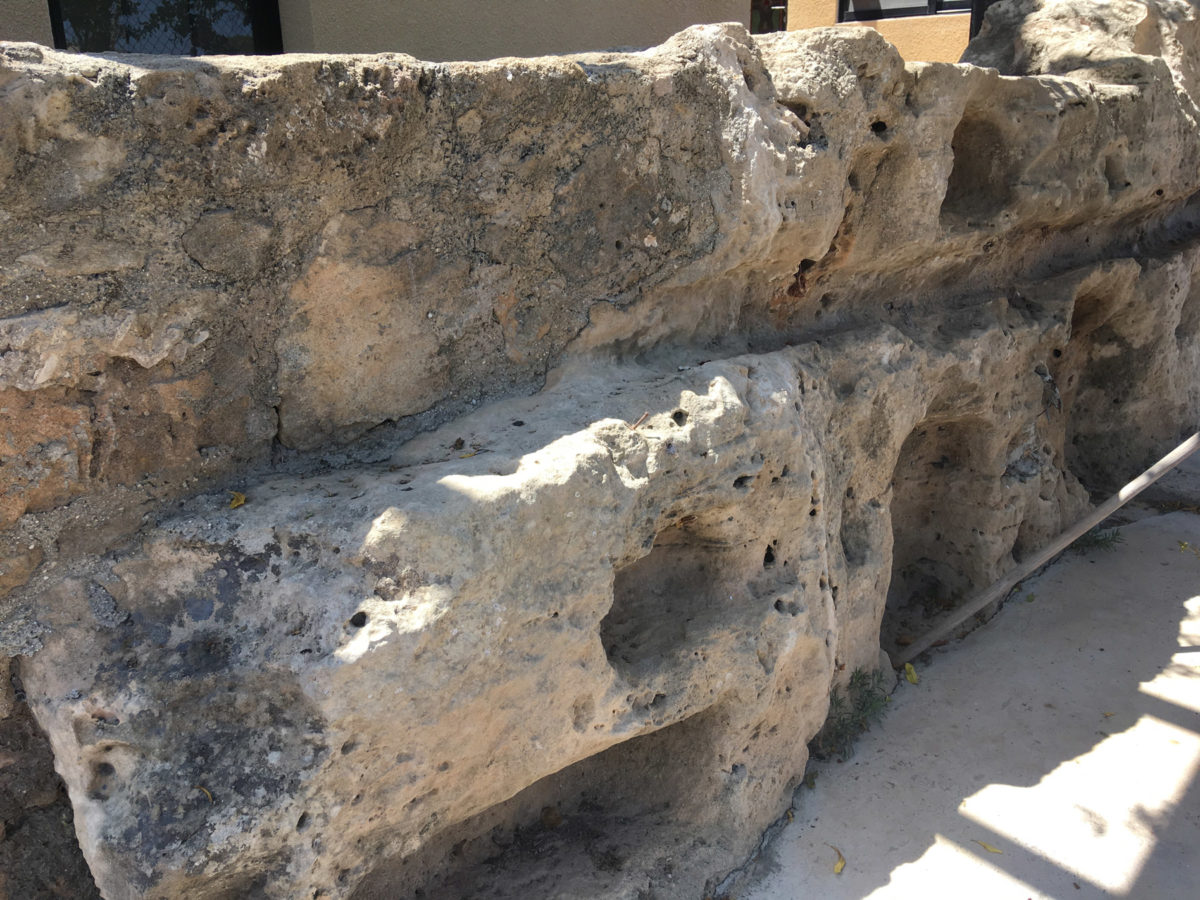 Πάφος-Τούμπαλλος: Εγκοπές στο βράχο που ερμηνεύονται ως θήκες για λύχνους, οι οποίοι ίσως προσφέρονταν ως αναθήματα στη θεότητα που λατρευόταν στο ιερό (φωτ.: Τμήμα Αρχαιοτήτων Κύπρου).