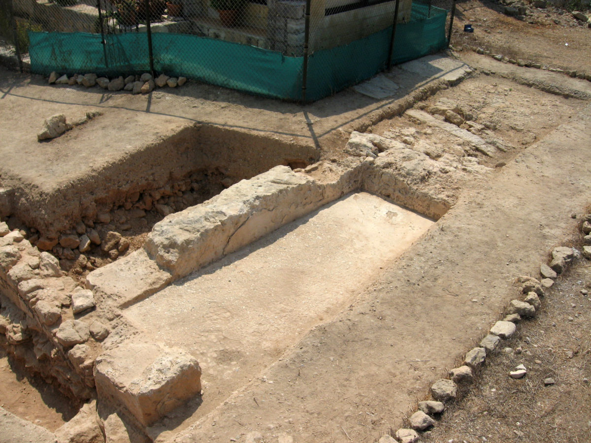 Πάφος-Τούμπαλλος: Οι ανασκαφές έχουν φέρει στο φως δύο τοίχους, οι οποίοι οριοθετούν τη βορειοανατολική γωνία μιας στέρνας επιχρισμένης με υδραυλικό κονίαμα (φωτ.: Τμήμα Αρχαιοτήτων Κύπρου). 