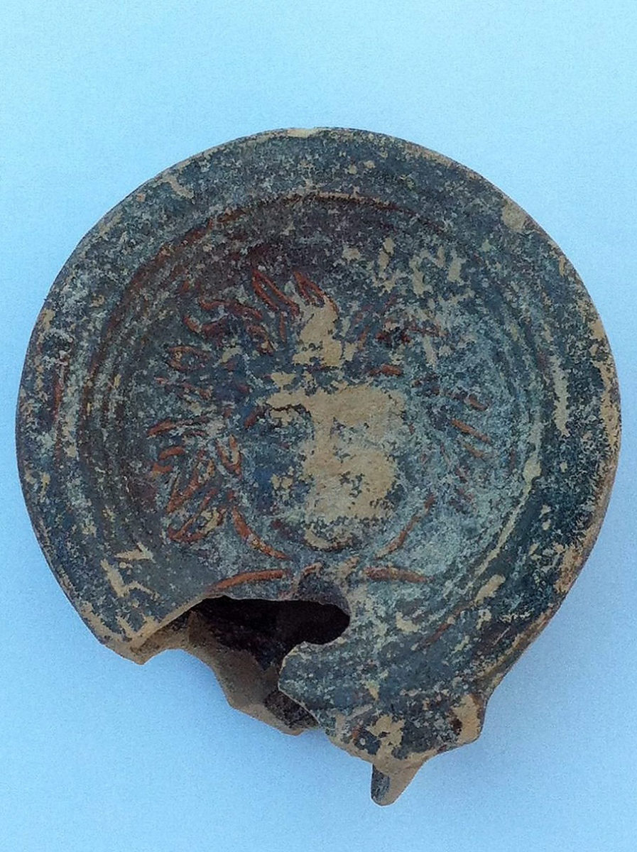 Πάφος-Τούμπαλλος: Μεταξύ των ευρημάτων και ένας λύχνος που κοσμείται με ανθρώπινο κεφάλι με ατίθαση κόμμωση (φωτ.: Τμήμα Αρχαιοτήτων Κύπρου).