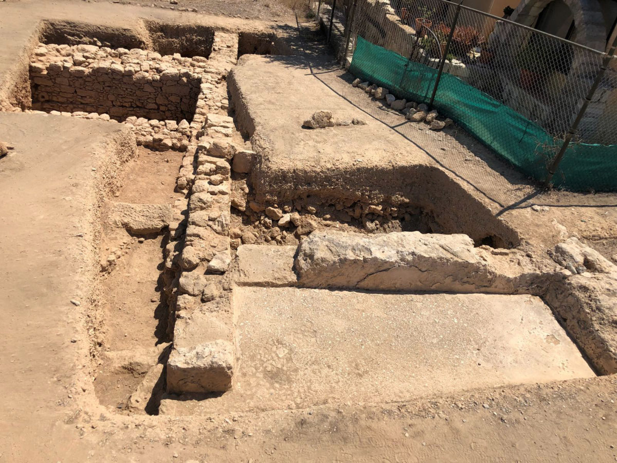 Πάφος-Τούμπαλλος: Τοίχος της Παλαιοχριστιανικής περιόδου, κατασκευασμένος με μεσαίου μεγέθους πέτρες, ελάχιστα επιχρισμένος και με συνδετικό υλικό το γύψο (φωτ.: Τμήμα Αρχαιοτήτων Κύπρου).