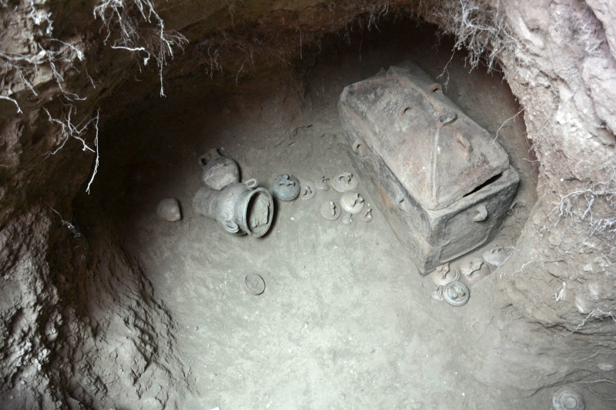 Στη νοτιότερη κόγχη του τάφου βρέθηκε μια ακέραιη κιβωτιόσχημη λάρνακα με το κάλυμμα στη θέση του (φωτ.: Εφορεία Αρχαιοτήτων Λασιθίου). 