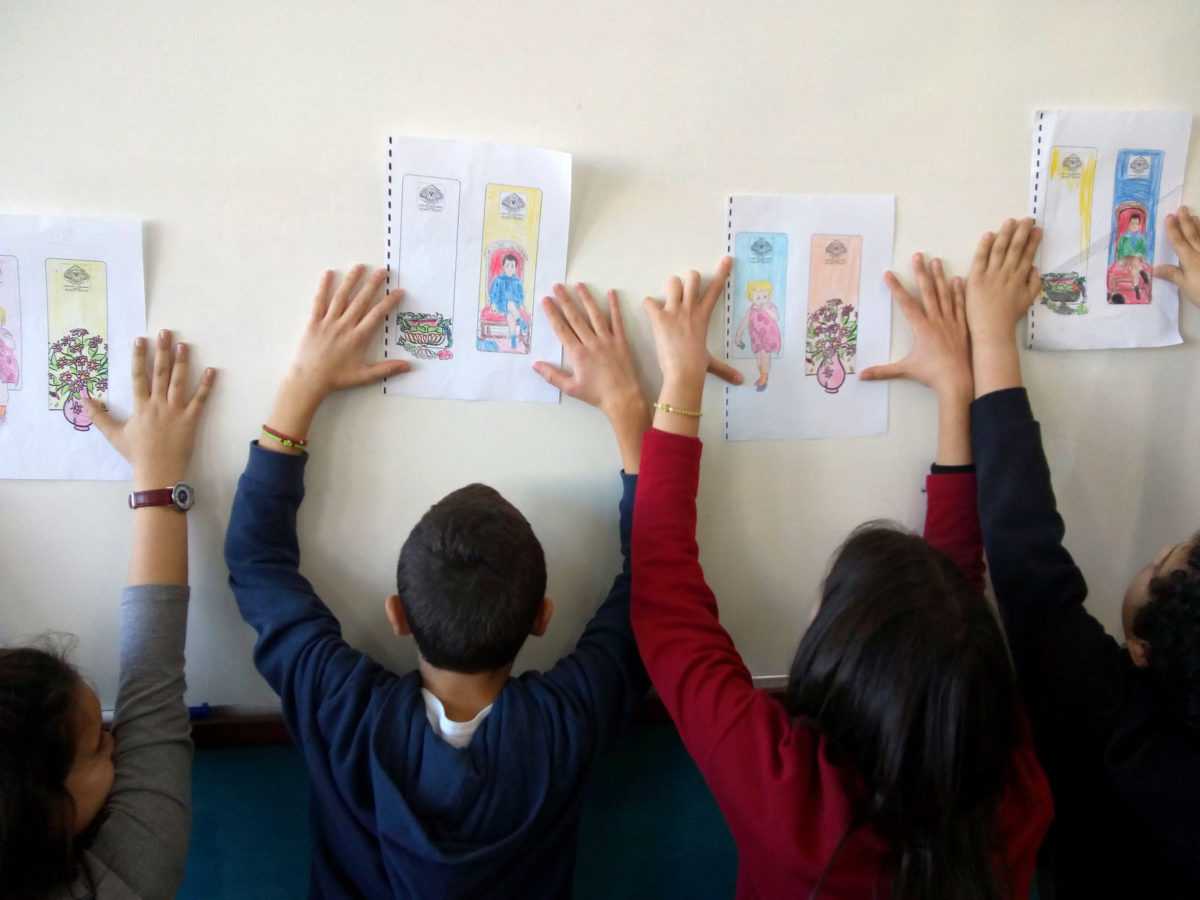 Στόχος των δημιουργών της μουσειοσκευής είναι η επαφή των παιδιών με εμβληματικά έργα μιας από τις σπουδαιότερες συλλογές έργων τέχνης στη Ελλάδα.