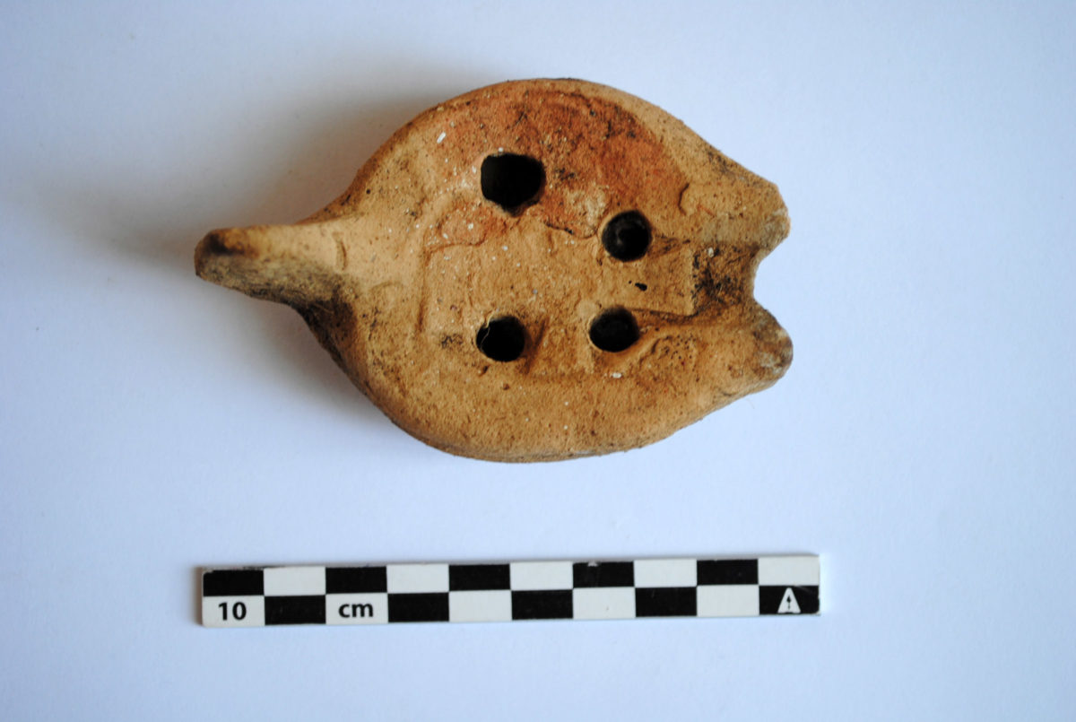 Πήλινος παλαιοχριστιανικός λύχνος του 5ου αιώνα από το Χώρο ΙΒ (φωτ.: Αρχείο Ανασκαφής Κύθνου).