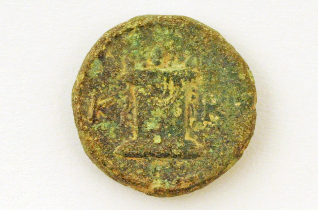 Νόμισμα που αποκαλύφθηκε κατά τη διάρκεια της ανασκαφής στο ανακτορικό κτήριο της Ζωμίνθου (φωτ.: ΥΠΠΟΑ / Εν Αθήναις Αρχαιολογική Εταιρεία). 