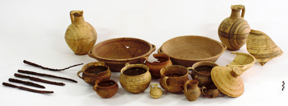 Ευρήματα από τον τέταρτο λάκκο. © EFA/Anavlochos Project/O. Vidalis.