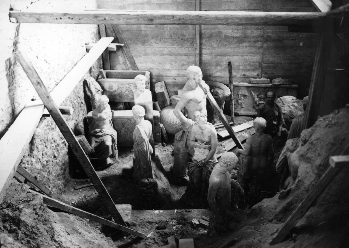 Όψη της αίθουσας 13 κατά την κατάχωση των αρχαιοτήτων στο Εθνικό Αρχαιολογικό Μουσείο, 1940-41 (© ΥΠΠΟΑ/Εθνικό Αρχαιολογικό Μουσείο/ΤΑΠ).