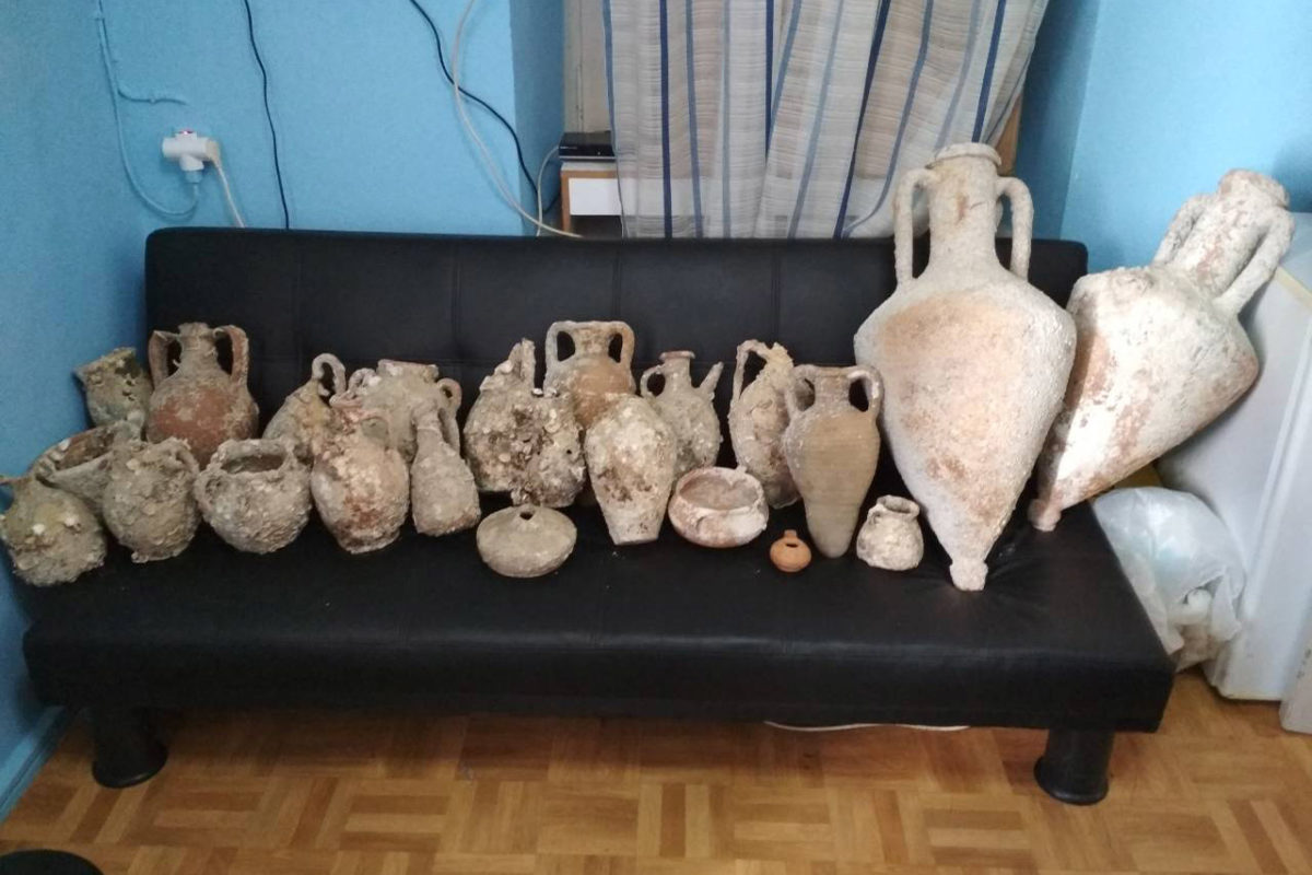 Τα αρχαία αντικείμενα που βρέθηκαν και κατασχέθηκαν στην Κάλυμνο (φωτ.: Ελληνική Αστυνομία).