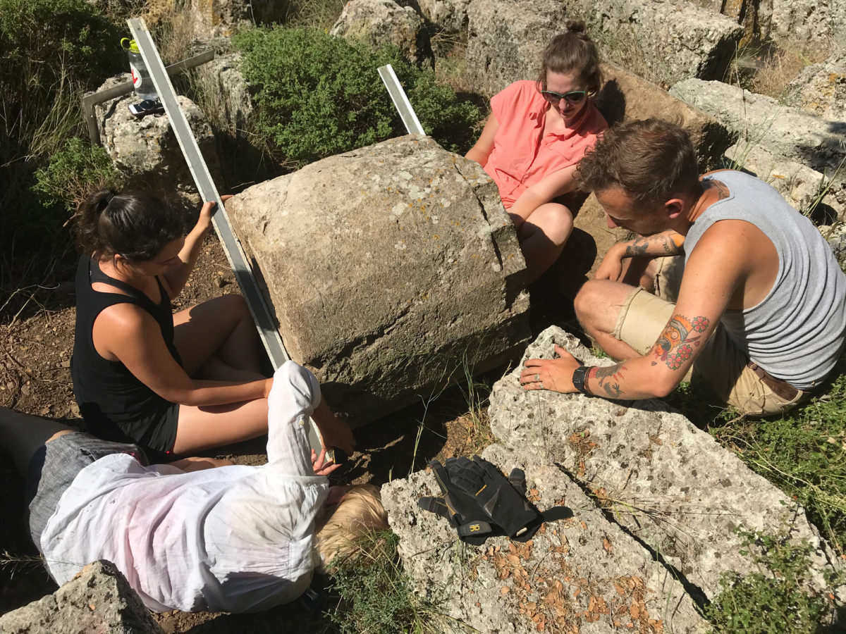 Μελέτη των αρχιτεκτονικών στοιχείων της Στοάς στο Ιερό των Μεγάλων Θεών στη Σαμοθράκη. Φωτ.: ΥΠΠΟΑ / Εφορεία Αρχαιοτήτων Έβρου.