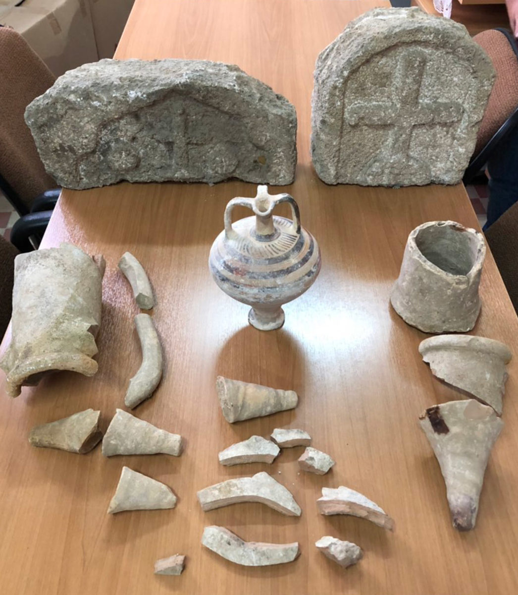 Τα αντικείμενα που βρέθηκαν και κατασχέθηκαν σε περιοχή της δημοτικής ενότητας Αφάντου, στη Ρόδο (φωτ.: Ελληνική Αστυνομία).