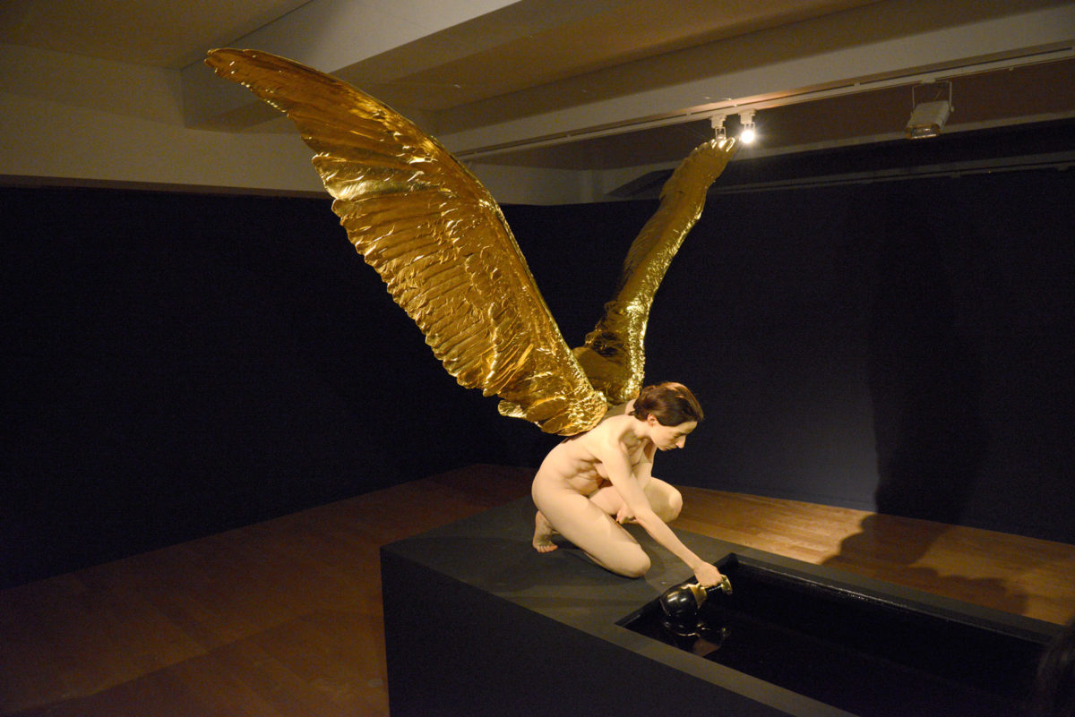 Η Ίρις, η θεά που κινείται μεταξύ δύο τόπων, είναι για τον Sam Jinks μια μεταφορά για τον τρόπο που εμείς παρατηρούμε τα γλυπτά του Παρθενώνα. 