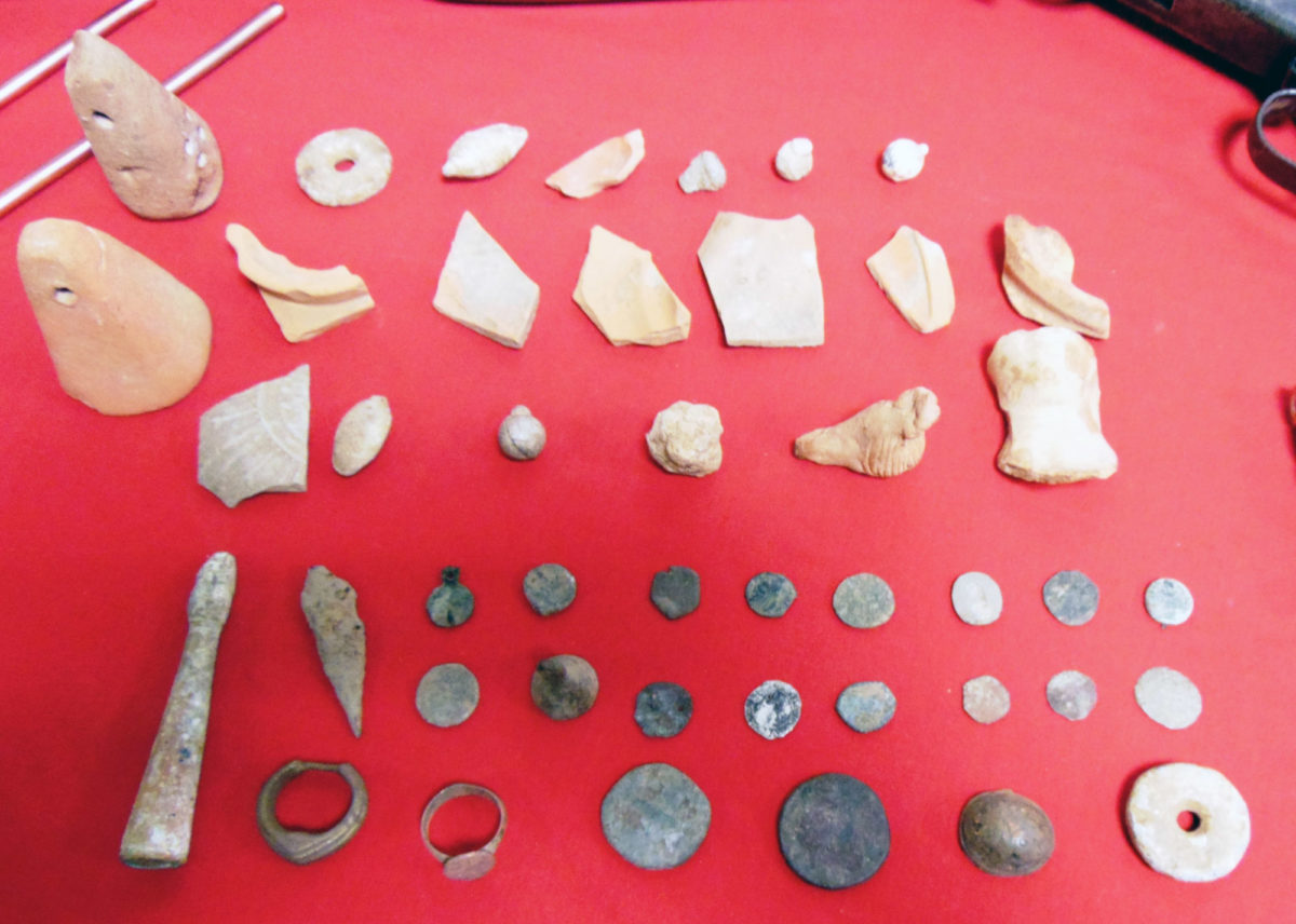 Τα αρχαία αντικείμενα που βρέθηκαν και κατασχέθηκαν στη Θεσσαλονίκη (φωτ.: Ελληνική Αστυνομία).