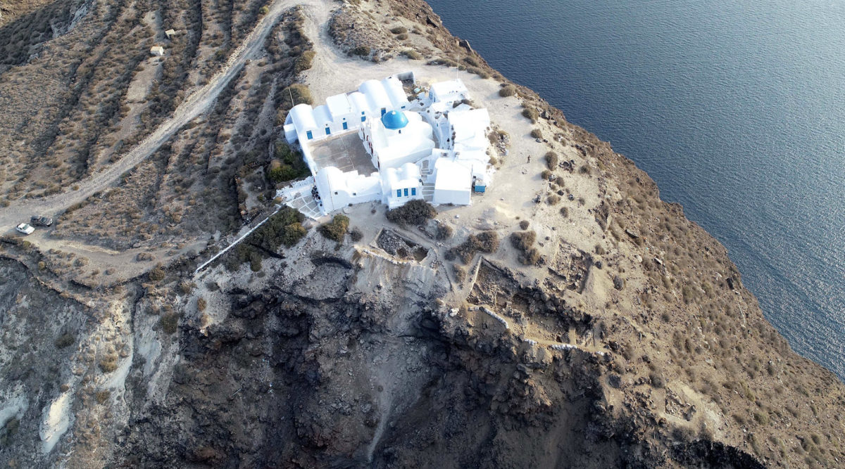 Ανασκαφικές τομές στο νότιο και νοτιοανατολικό τμήμα του λόφου, στο φρύδι της καλντέρας (φωτ.: ΕΦΑ Κυκλάδων).