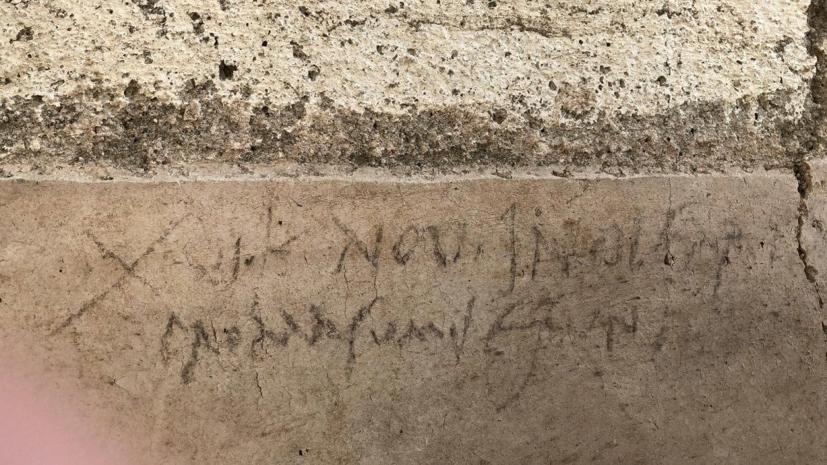 H επιγραφή είναι γραμμένη με κάρβουνο σε έναν τοίχο και περιλαμβάνει μια ημερομηνία η οποία αντιστοιχεί στη 17η Οκτωβρίου (φωτ.t: Ciro Fusco/ANSA).
