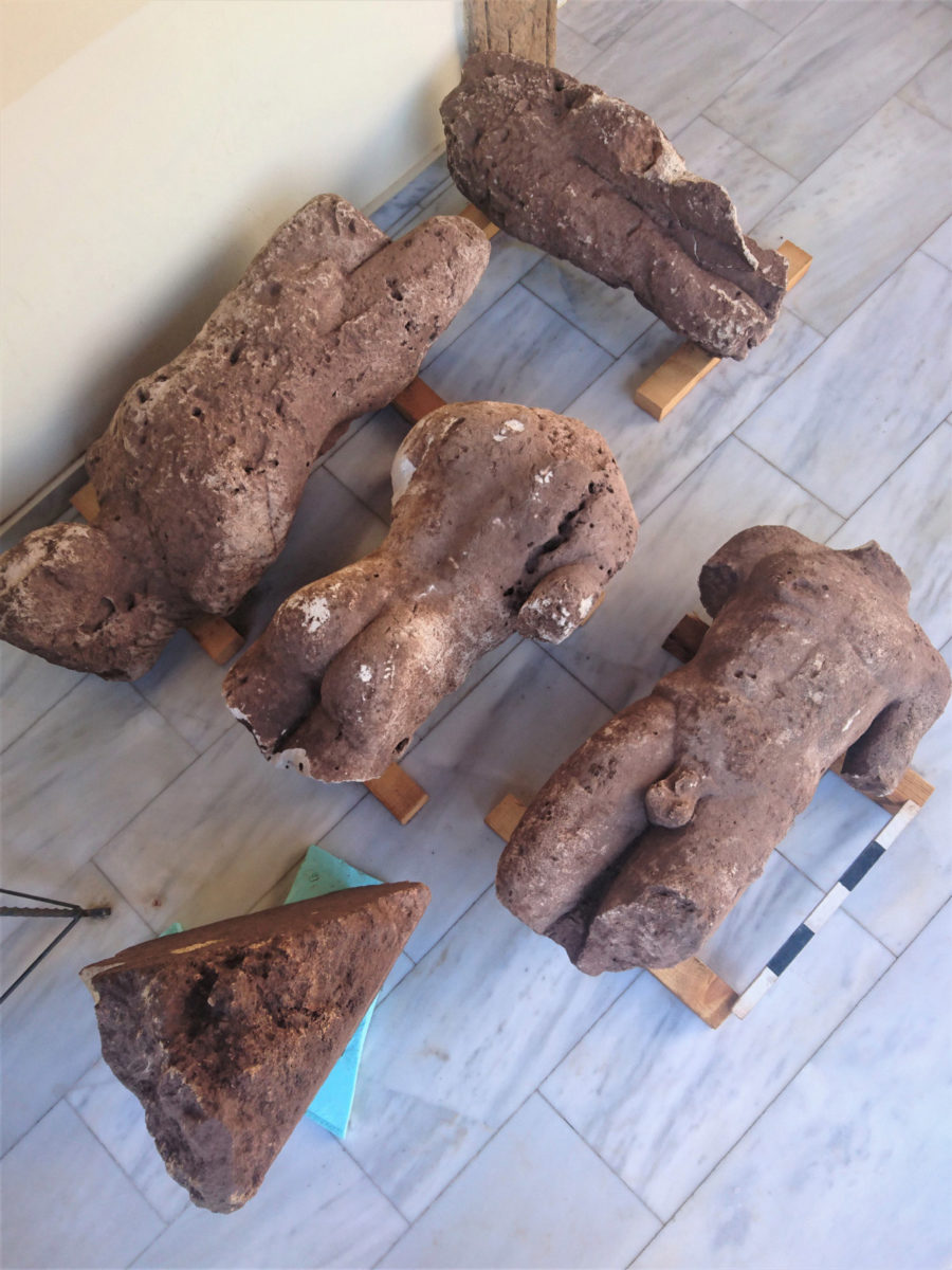 Tέσσερις κορμοί πώρινων αγαλμάτων φυσικού μεγέθους και ένα τμήμα τριεδρικής βάσης αγάλματος αποκαλύφθηκαν στην ευρύτερη περιοχή της Αταλάντης (φωτ.: Εφορεία Αρχαιοτήτων Φθιώτιδας και Ευρυτανίας).