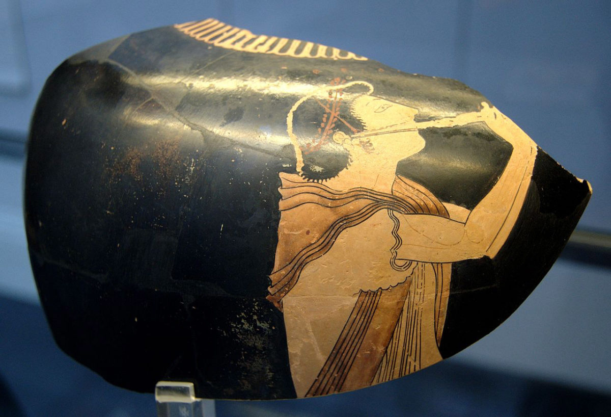 Αυλητής σε θραύσμα ερυθρόμορφου αμφορέα, περ. 510 π.Χ. Αρχαιολογικό Μουσείο Μονάχου (φωτ.: Wikipedia).