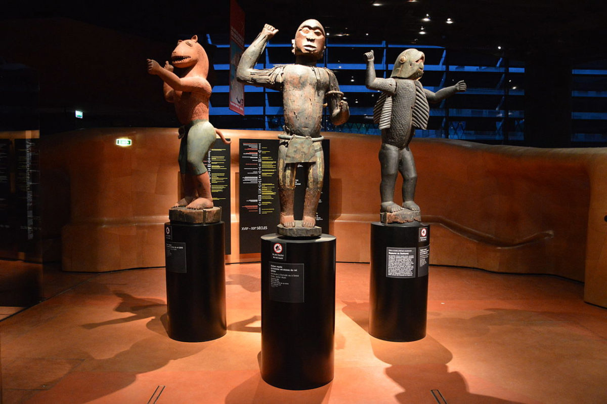 Αγάλματα βασιλέων από το Μπενίν. Μουσείο του Κε Μπρανλί (φωτ.: Wikipedia).