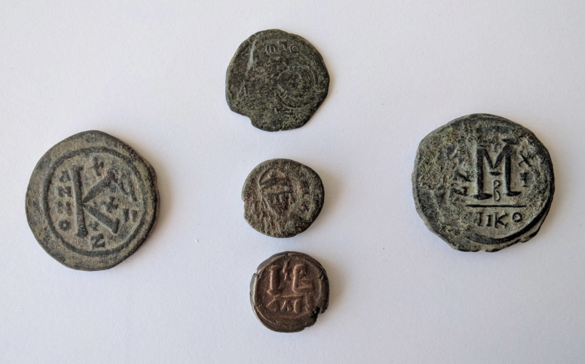 Νομίσματα που είχαν στην κατοχή τους οι συλληφθέντες (φωτ.: Ελληνική Αστυνομία).
