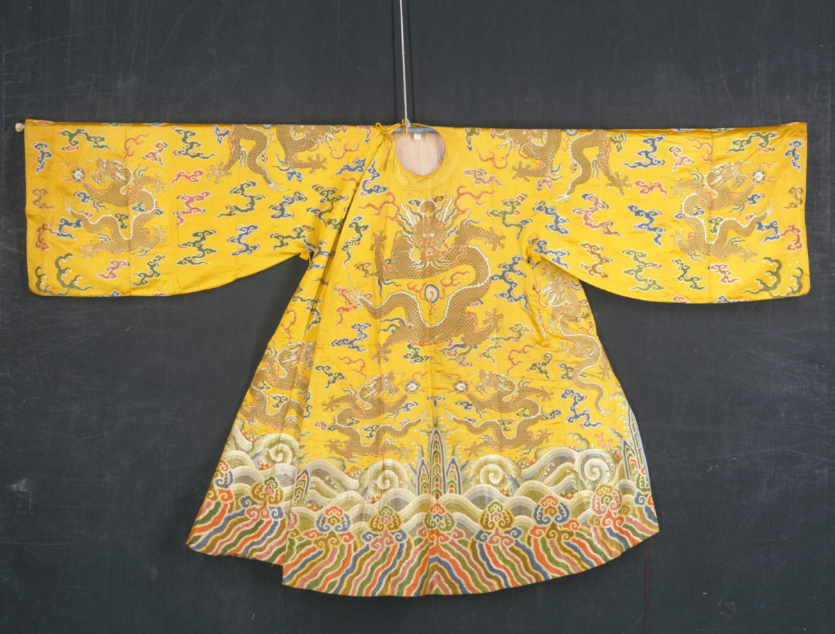 Ένδυμα από φωτεινό κίτρινο μπροκάρ με κεντημένα χρωματιστά σύννεφα και χρυσούς δράκοντες. Εποχή Qianlong (1735-1796). Δυναστεία Qing (1644-1911).