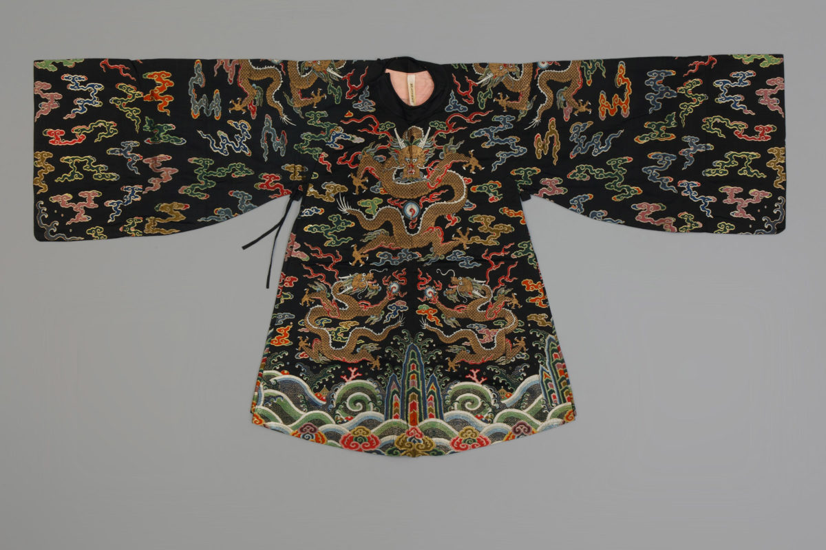 Γυναικείο ένδυμα από κυανό μπροκάρ κεντημένο με πολύχρωμα σύννεφα και χρυσαφένιους δράκοντες. Δυναστεία Qing (1644-1911).