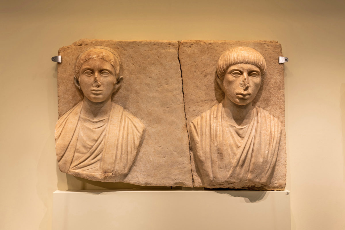 Άπτερα. Μαρμάρινο ταφικό ανάγλυφο. Αρχές 2ου αι. μ.Χ. Φωτ.: Γιώργος Αναστασάκης © Μουσείο Κυκλαδικής Τέχνης.