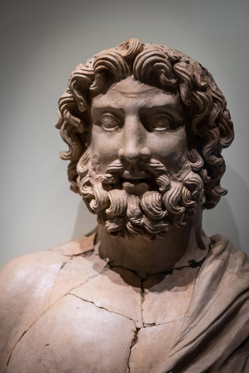 Πήλινη προτομή ανδρικής μορφής, πιθανώς του Δία. 31 π.Χ. – 324 μ.Χ. Φωτ.: Γιώργος Αναστασάκης © Μουσείο Κυκλαδικής Τέχνης.