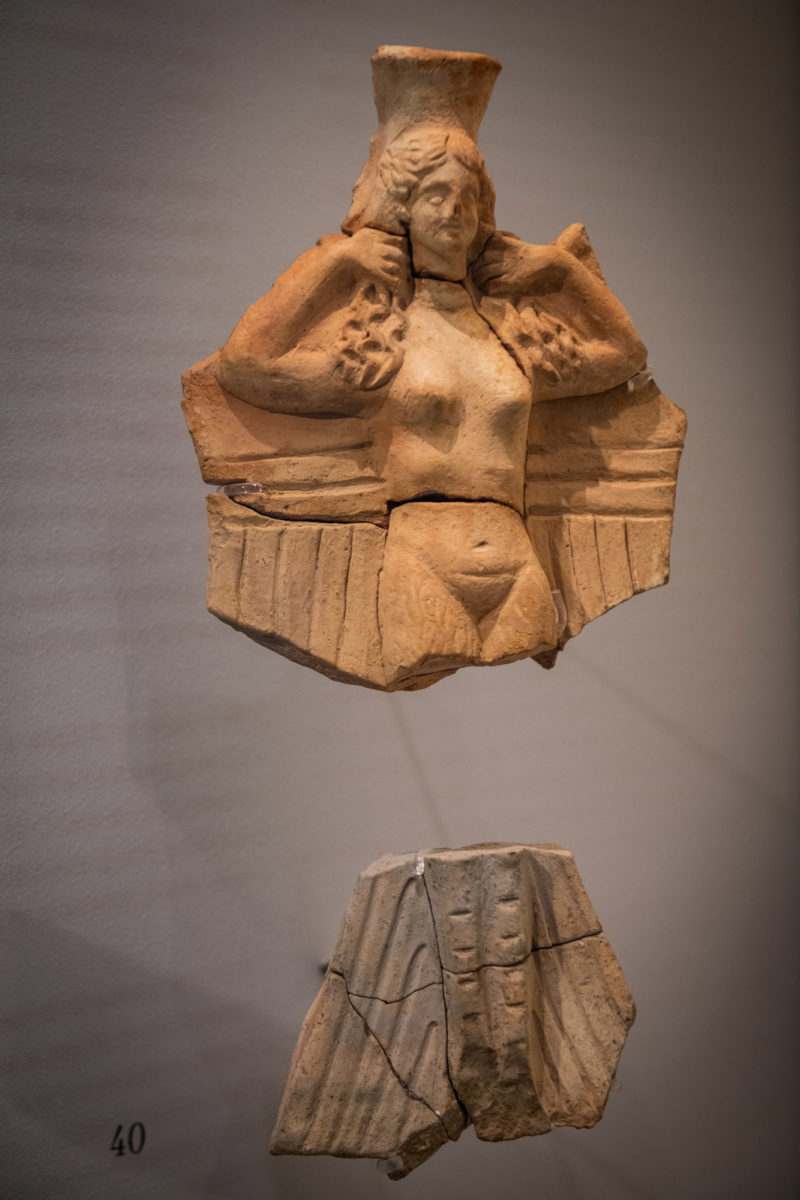 Πήλινο σκεύος σε μορφή ειδωλίου Σειρήνας. 2ος–1ος αι. π.Χ. Φωτ.: Γιώργος Αναστασάκης © Μουσείο Κυκλαδικής Τέχνης.