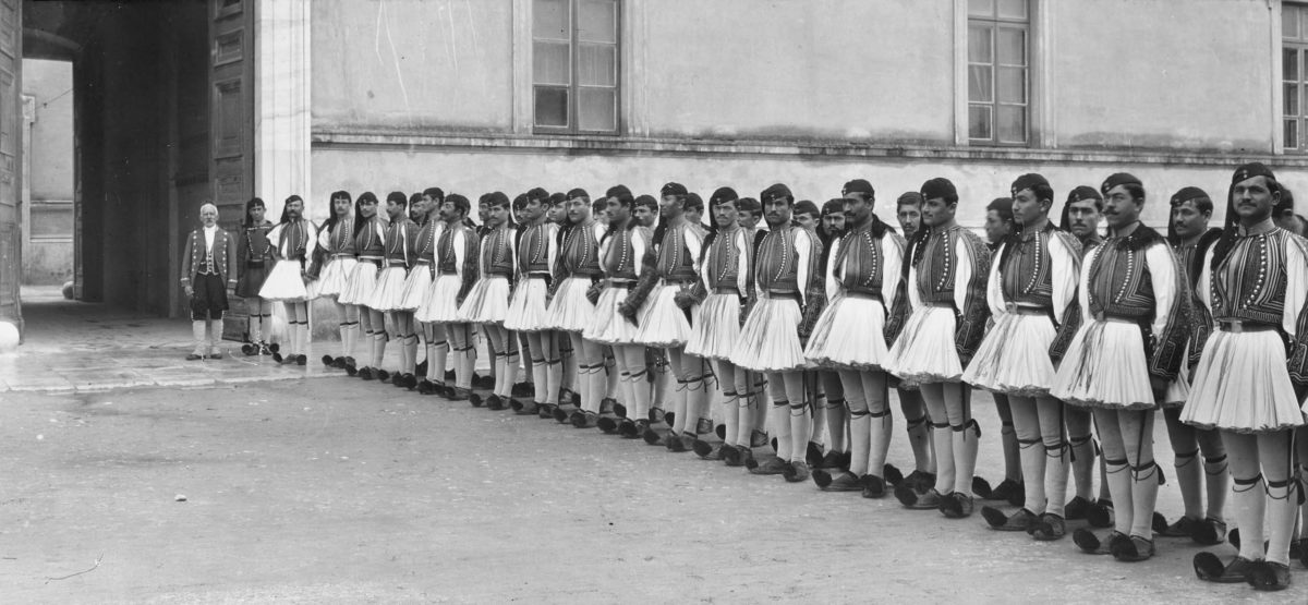 Η βασιλική φρουρά στα Παλαιά Ανάκτορα. Φωτογραφία του Alexander Lamont Henderson.