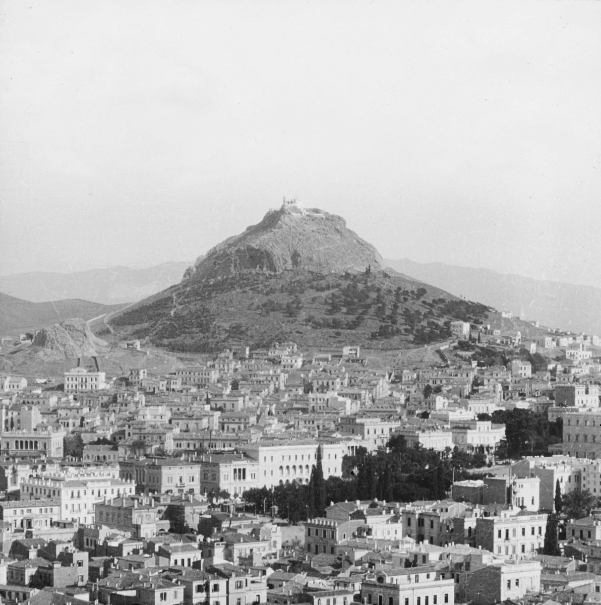 Άποψη της Αθήνας από την Ακρόπολη με τον Λυκαβηττό στο βάθος. Φωτογραφία του Alexander Lamont Henderson.