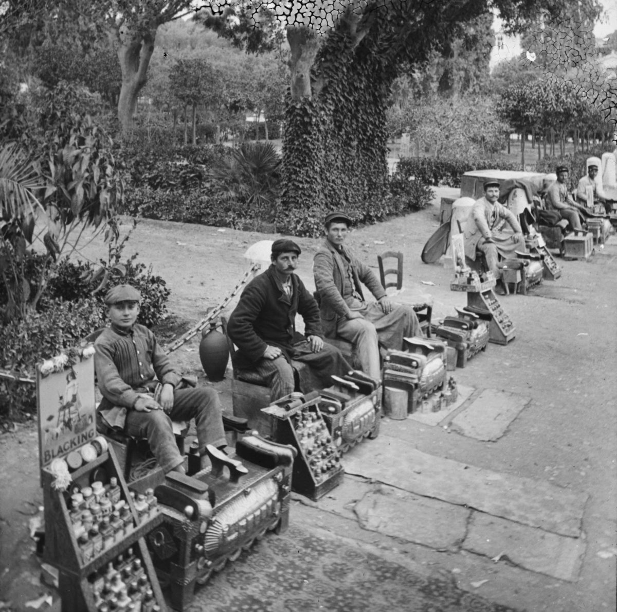 Λούστροι στην πλατεία Συντάγματος. Φωτογραφία του Alexander Lamont Henderson.