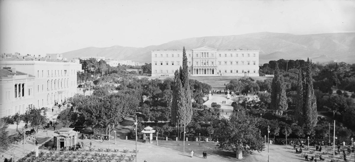 Η πλατεία Συντάγματος με τα Παλαιά Ανάκτορα στο βάθος πριν από τη διαμόρφωση του μνημείου του Αγνώστου Στρατιώτη. Φωτογραφία του Alexander Lamont Henderson.