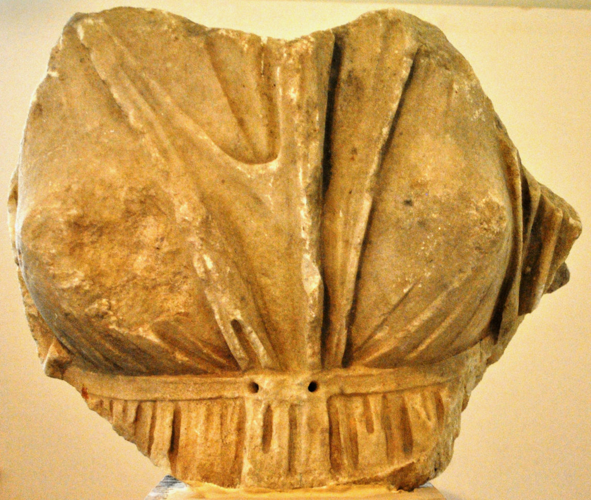 Εικ. 6. Τμήμα γυναικείου κορμού με χιτώνα ψηλά ζωσμένο, β’ μισό του 4ου αι. π.Χ., το οποίο αποδίδεται στο άγαλμα της Υγείας που φιλοτέχνησε ο γλύπτης Σκόπας για το φημισμένο ναό της Αλέας Αθηνάς στην Τεγέα (φωτ.: Εφορεία Αρχαιοτήτων Αρκαδίας).